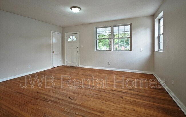 Foto del edificio - 5517 Lakewood Cir E