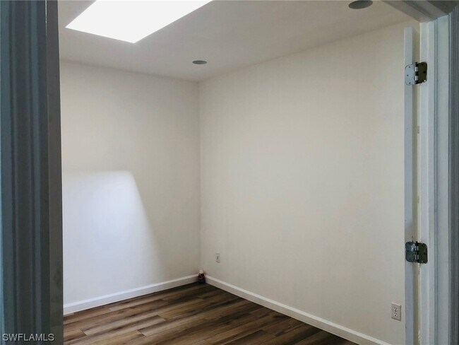 Foto del edificio - 1034 Diplomat Pkwy E