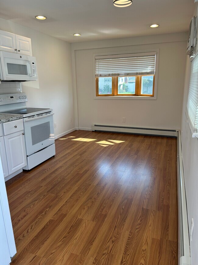 Kitchen, L/R - 417 Briarwood Rd