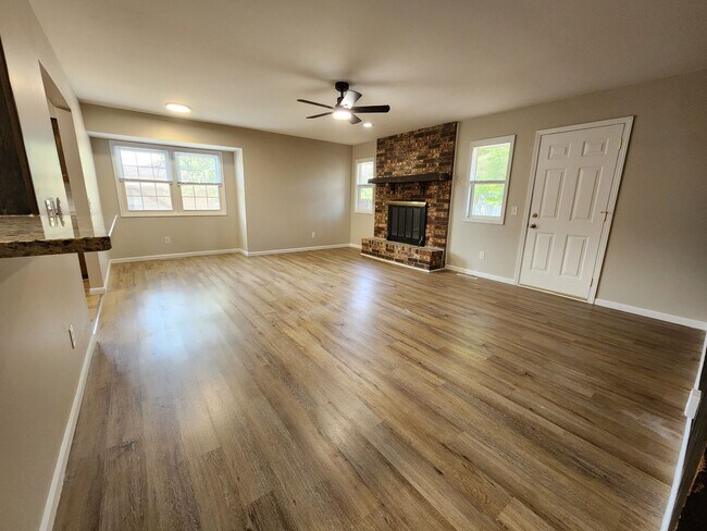Building Photo - Spacious 3-Bedroom, 2-Bathroom Home AVAILA...