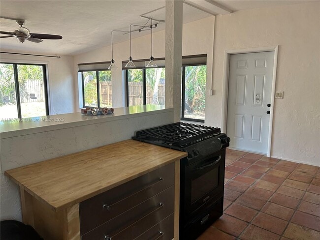 Building Photo - 1601 SW 10th St