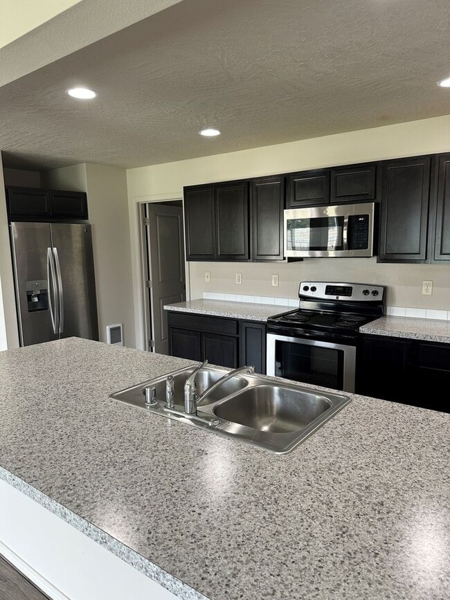Foto del edificio - Stunning 4 Bedroom 2.5 Bath Duplex town ho...