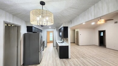 Building Photo - 22422 Deville Dr