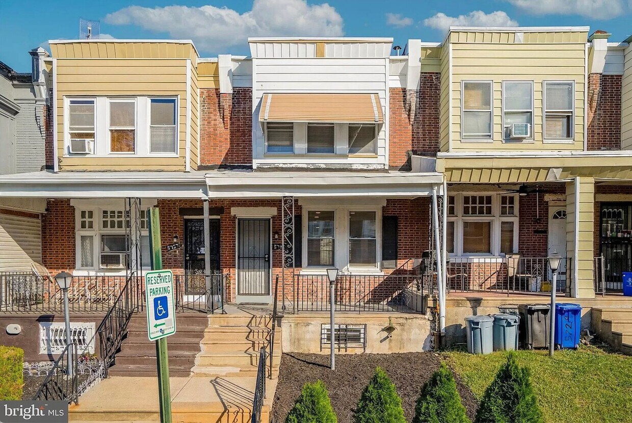 Primary Photo - Beautiful Front-Porch Row - Germantown