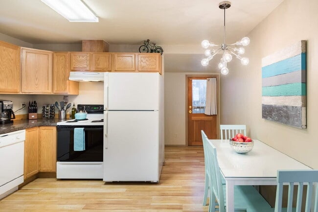 Building Photo - Adorable 1 Bed 1 Bath Cottage, 2 Blocks From Greenlake!