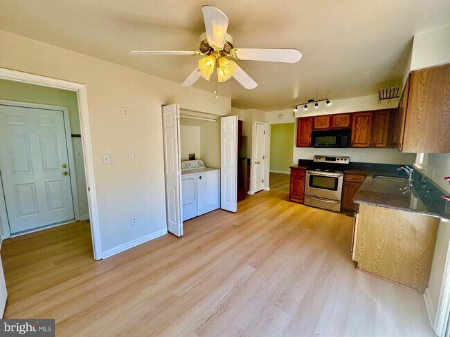 Foto del edificio - 1193 Maple Ave