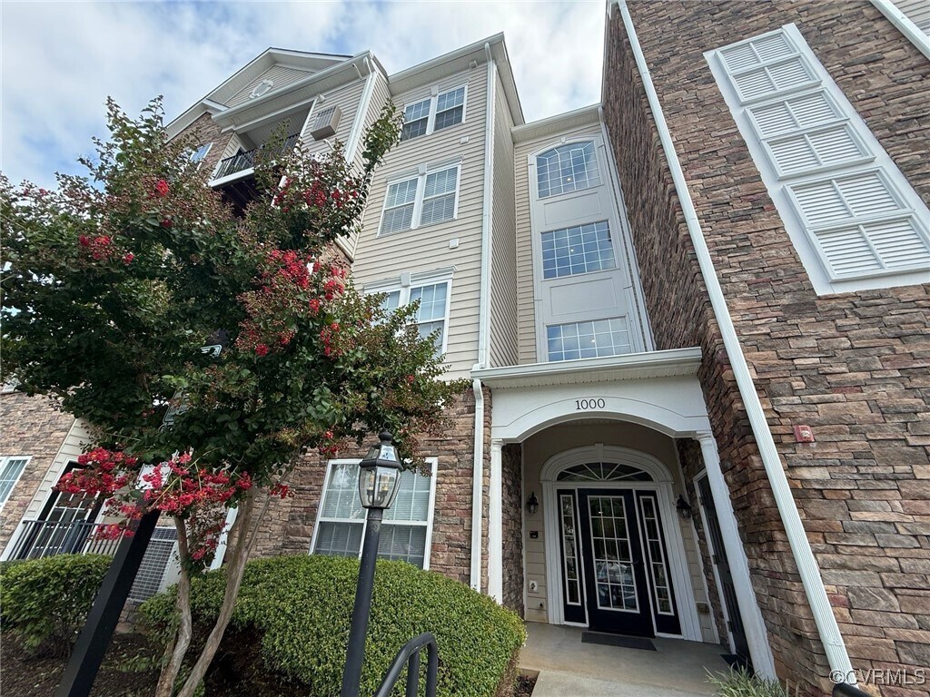 Foto principal - 1000 Westwood Village Way