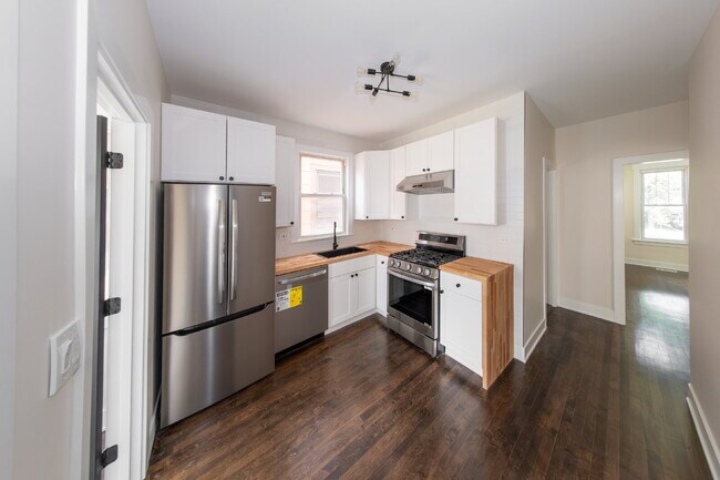 Building Photo - Beautiful 4 Bed 2 Bath home in the heart of Irving Park!
