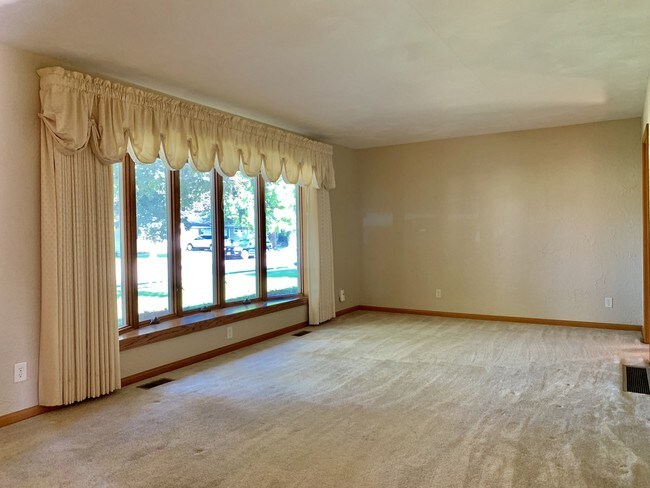 Foto del edificio - 592 N Maple St