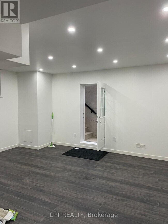 Photo du bâtiment - 3401 Regiment Rd