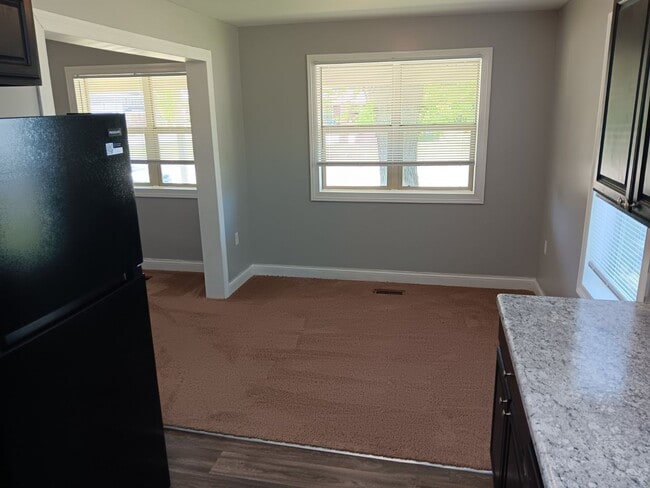 Building Photo - 4 Bed / 2 Full Bath House with Attached Garage — Brand-New Appliances - Built 2006