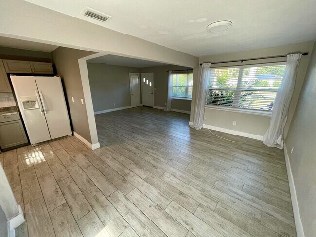 Building Photo - Beautiful 3 bed 2 bath house in Clearwater