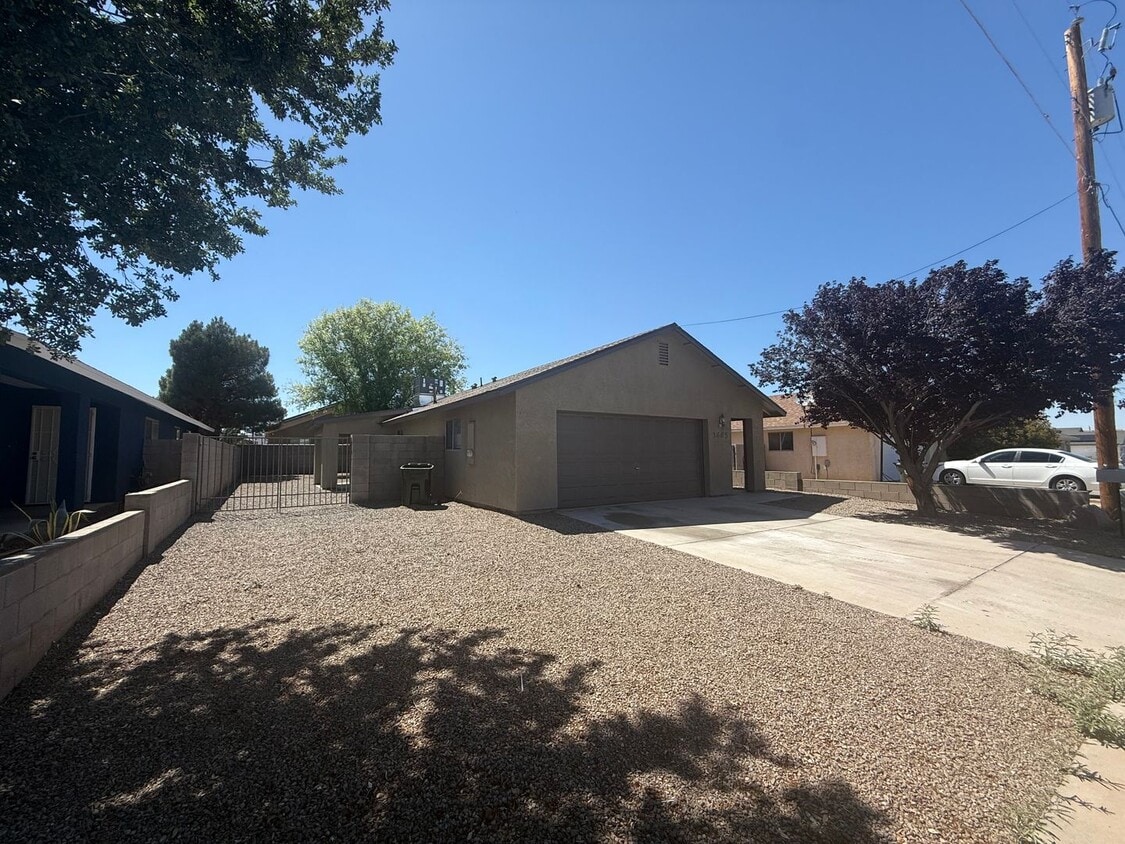 Building Photo - 3 Bedroom 2 Bathroom Home