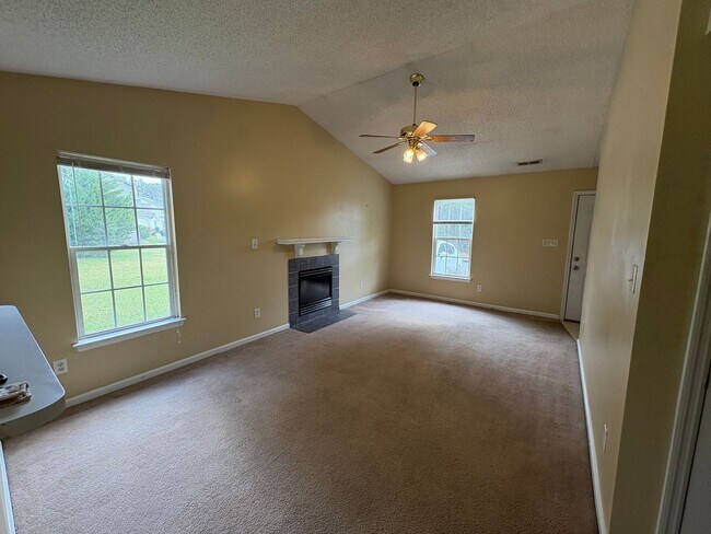 Foto del edificio - Charming two bedroom two bath town home that is set on an end unit. This home is just minutes fro...