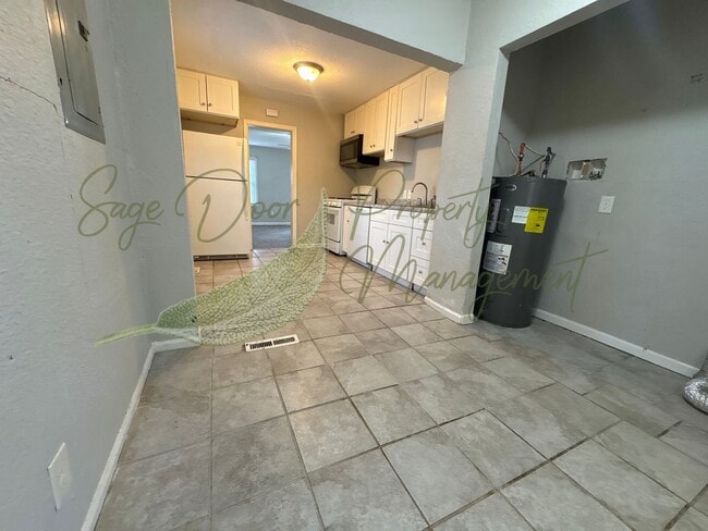 Building Photo - UPSTAIRS LOFT SPACE!!!