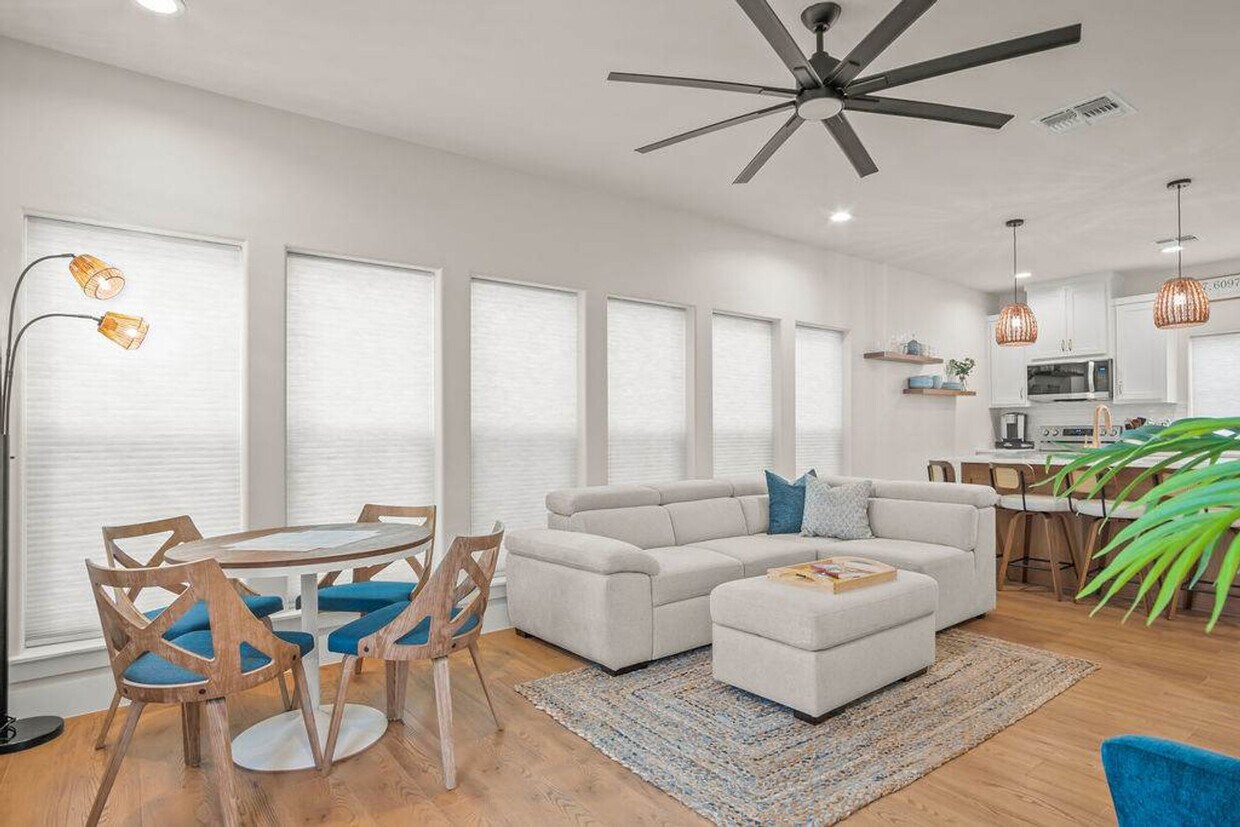 Foto principal - 14943 Leeward Dr