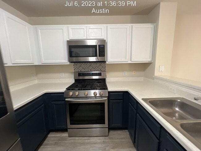 Building Photo - 5713 Silver Screen Dr