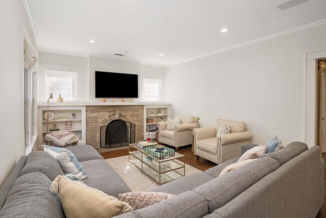 Building Photo - 5538 Vanderbilt Ave