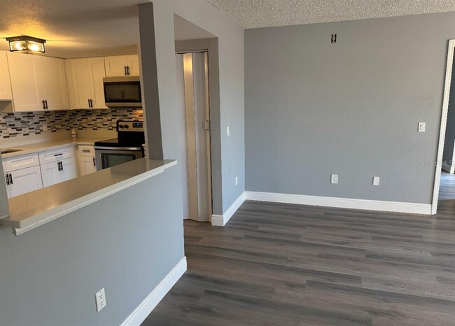 Building Photo - 8198 Fairways Cir