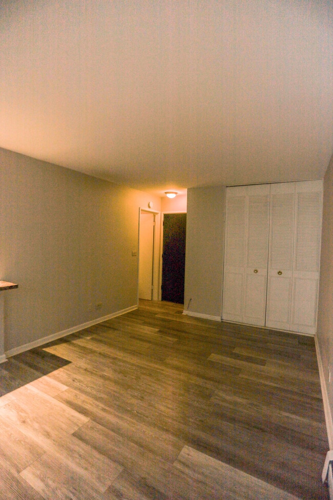 Building Photo - 522 W Briar Pl