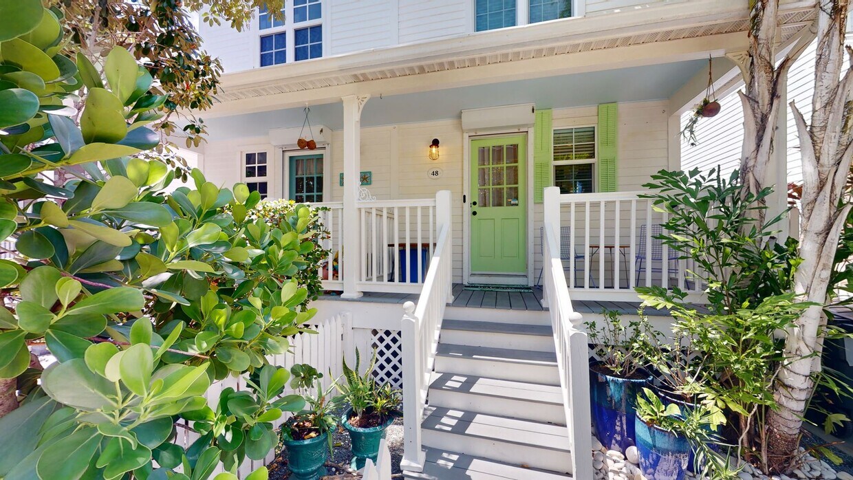 Foto principal - $3,800/mo - Furnished 2-Bed/1.5-Bath Townh...