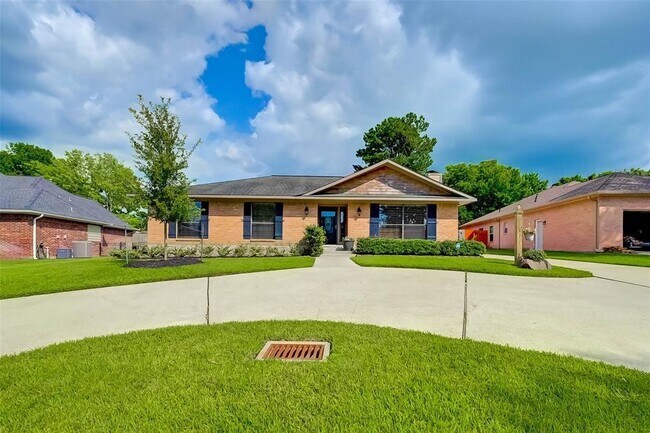 Building Photo - 9820 W Shore Dr