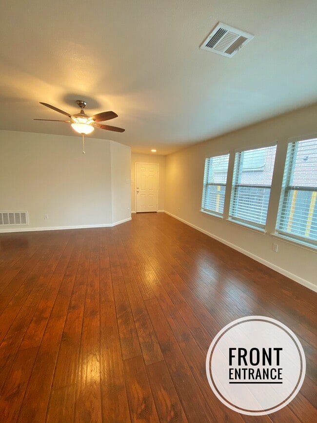 Building Photo - 215 Rim Rock Dr