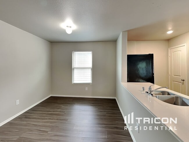 Foto del edificio - 5693 McClelland St