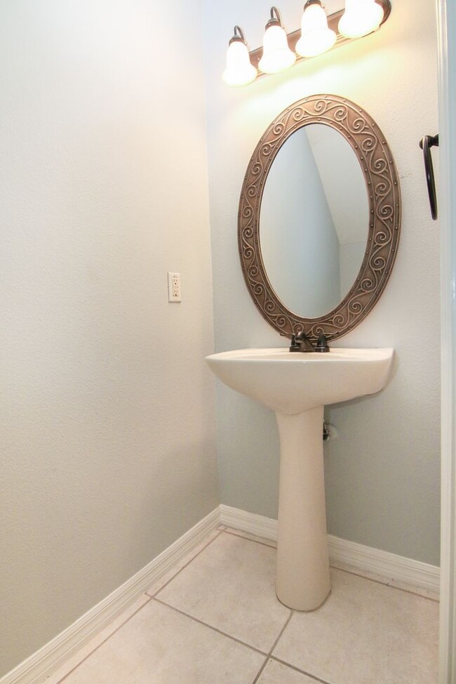 Foto del edificio - RENT BY MAY 15TH and RECEIVE 2 WEEKS OFF Y...