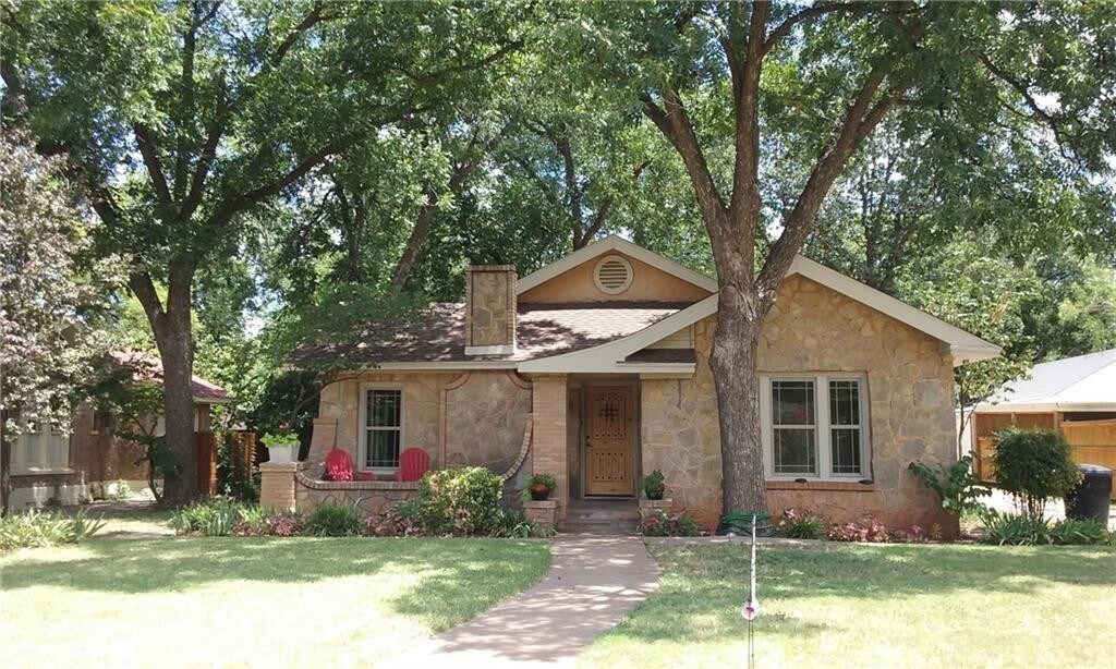 Primary Photo - 909 Elmwood Dr