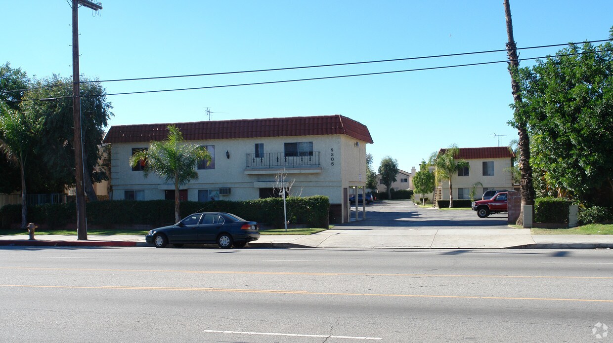 Primary Photo - 9305 Woodman Ave