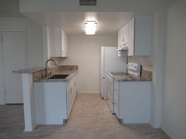 Building Photo - 2 Bedroom - 2 Bath in the Los Lagos Community