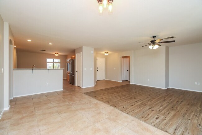 Foto del edificio - 9300 E Fairbrook St