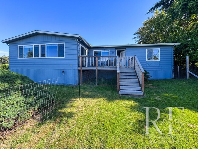Building Photo - Coastal 3-Bed Home with Stunning Puget Sou...