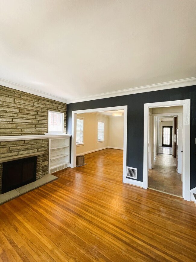 Foto del edificio - AVAILABLE NOW - Beautiful corner house in Webster Groves across the street from Avery Elementary!