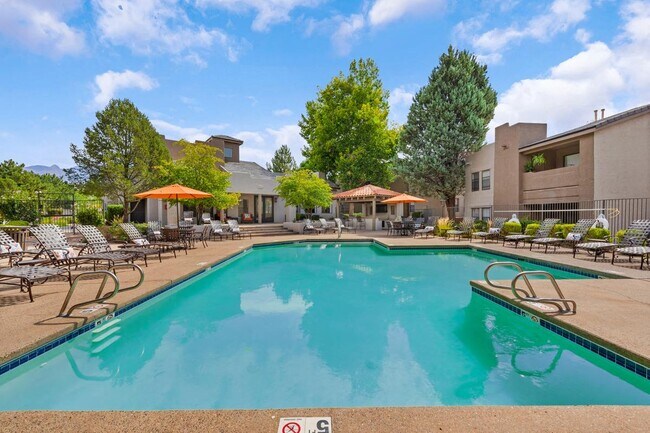 Gran piscina con terraza - La Mirage Apartment Homes