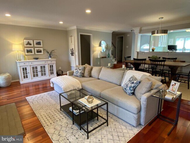 Foto del edificio - 216 Gretna Green Ct