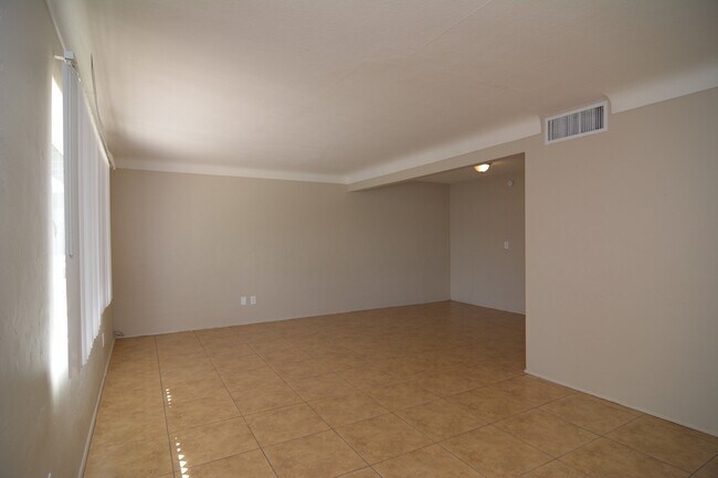 Foto del edificio - Remodeled 2 Bedroom 1 Bath Duplex! Great C...