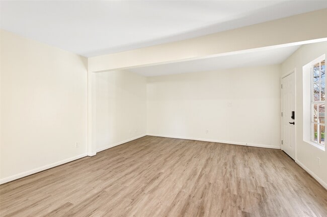 Building Photo - 1011 W 10th St