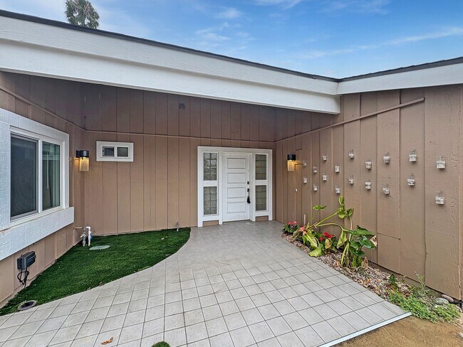 Building Photo - Spacious 5BD/4BA Poway Home with Hill View...
