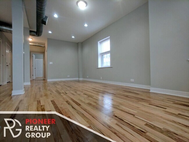 Foto del edificio - Logan Square apartment with Central AC