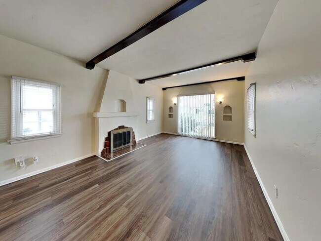 Building Photo - 2028 W 85th St