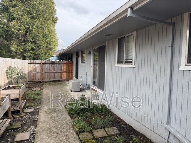 Foto del edificio - 431 NE Candy Ln