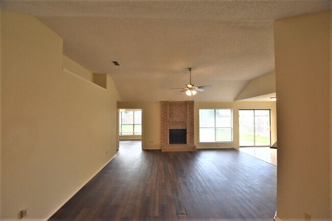 Building Photo - 1308 Blum Ct