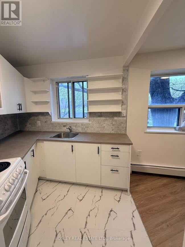 Photo du bâtiment - 972 Eglinton Ave E