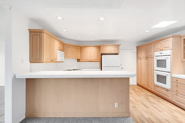 Building Photo - 825 S Gretna Green Way