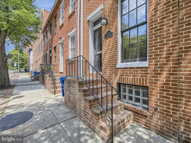 Building Photo - 827 S Charles St