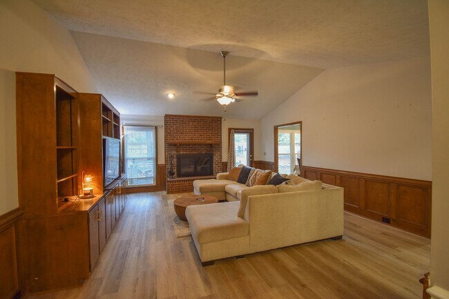 Foto del edificio - 3  Bedroom 2 Bathroom - Pets Under 20lbs Considered