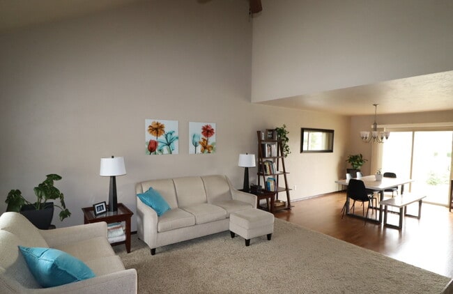 Building Photo - Large 3 Bedroom 2 Bath Townhouse style Duplex