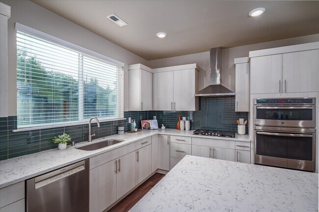 Building Photo - 11821 82nd Pl S